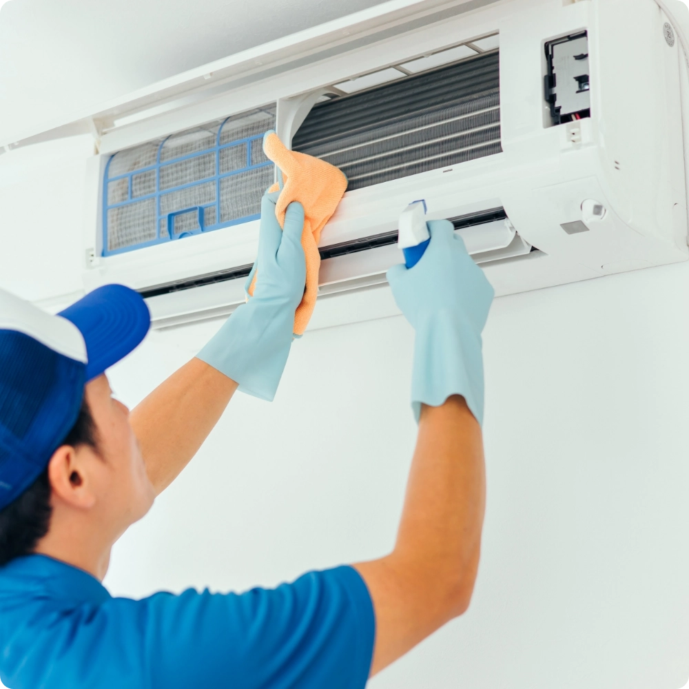 エアコン掃除する男性